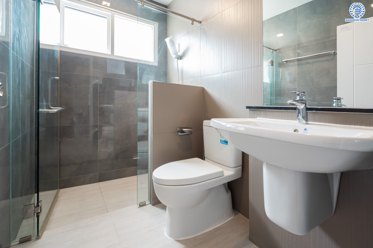 บ้านมือสองตกแต่งใหม่ ม.ราชพฤกษ์ บางบอน4 หลังมุม ตกแต่งหรูหรา เนื้อที่ 102 ตร.ว. ฟังก์ชัน 3 ห้องนอน 3 ห้องน้ำ จอดรถได้ 4 คัน พื้นที่สนามหญ้ากว้างกว่า 106 ตร.ม. บนทำเลศักยภาพ เชื่อมต่อหลายเส้นทาง ใกล้เดอะมอลล์บางแค จุดขึ้นทางด่วน "เพชรเกษม" และรถไฟฟ้าสายสีน้ำเงิน "สถานีหลักสอง"